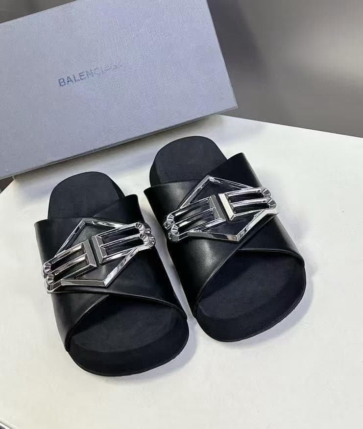 Sculptural-Buckle Leather Slide